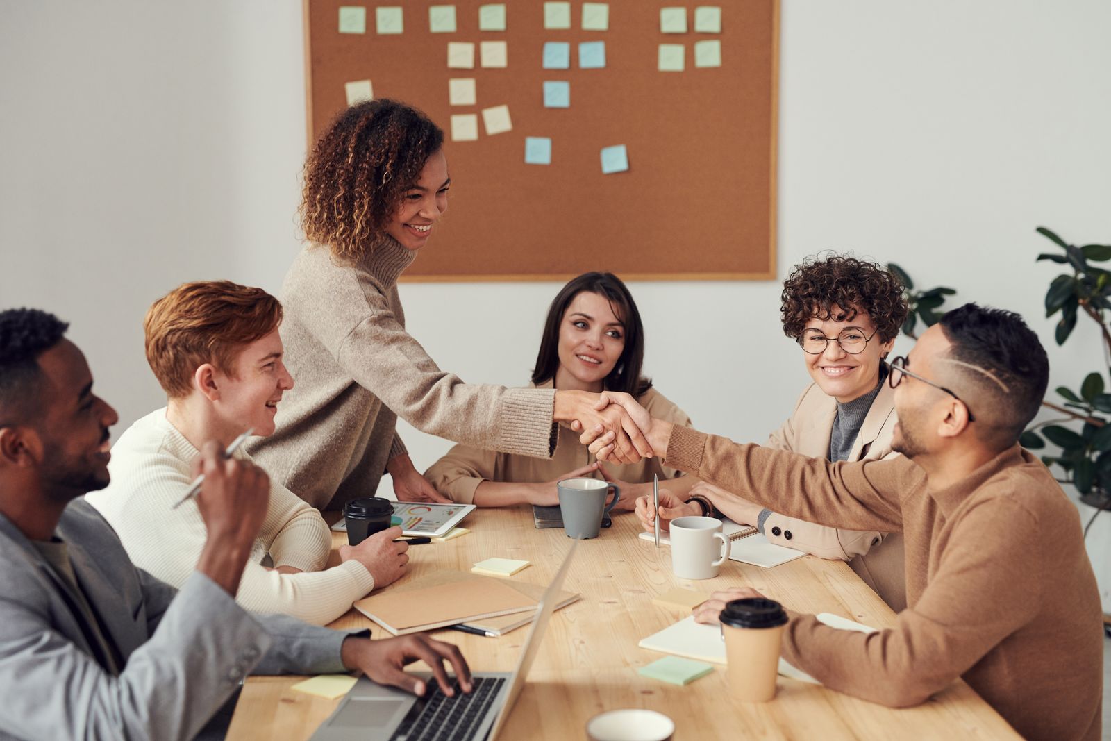 Equipo de una agencia trabajando en una propuesta para un cliente