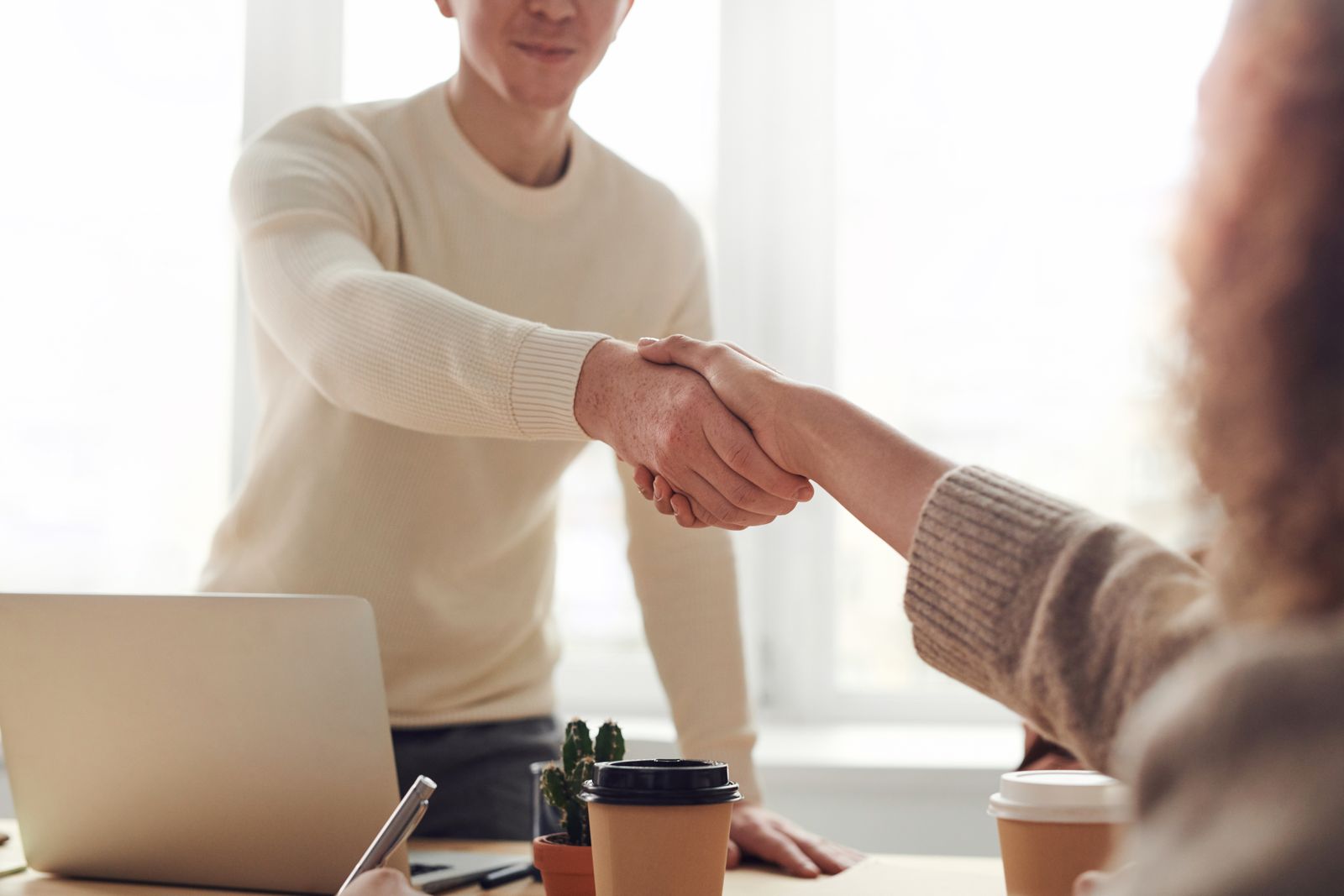 Dos personas de una agencia revisando juntas los resultados de una campaña
