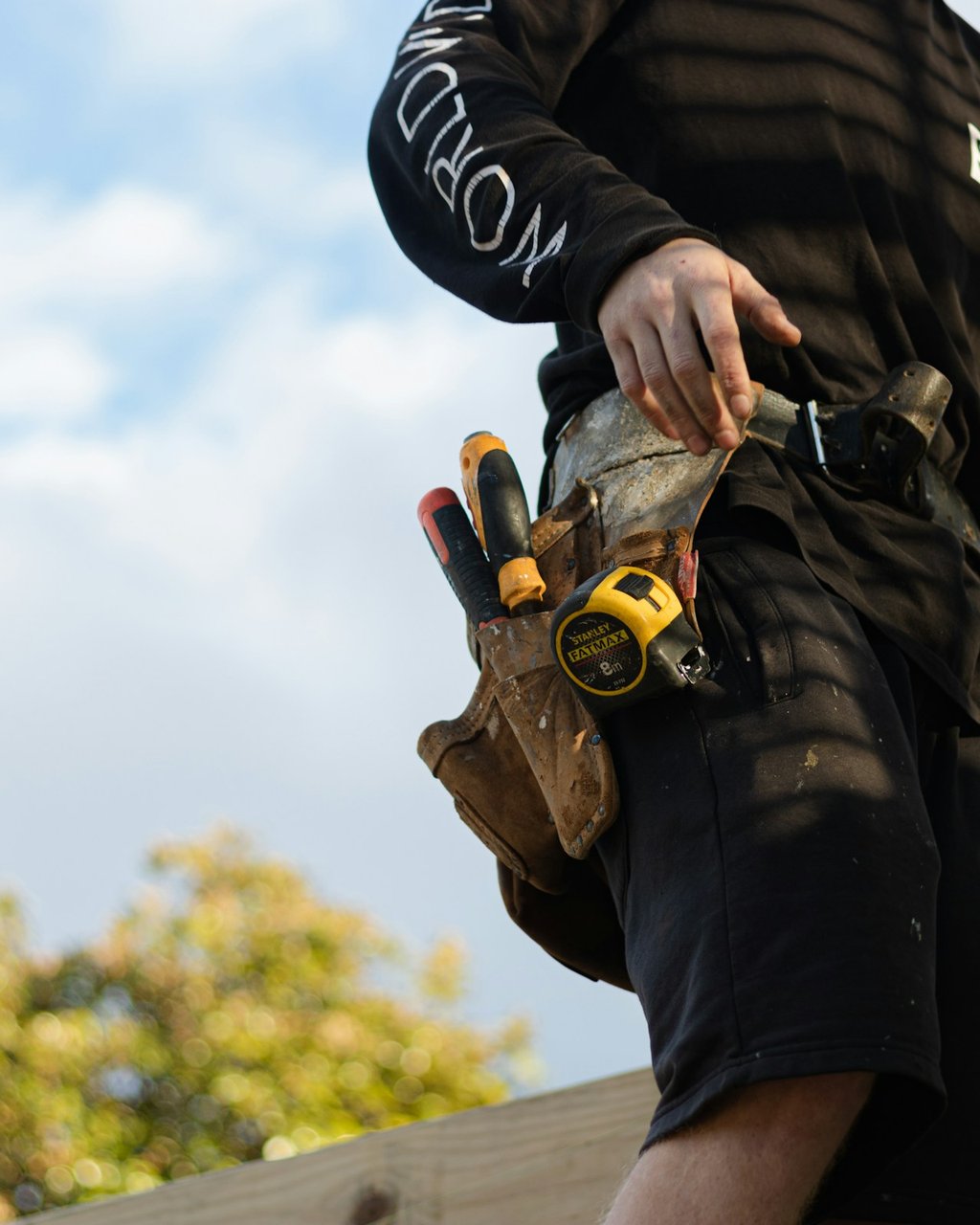 Profesional de servicios con su cinturón de herramientas en una obra