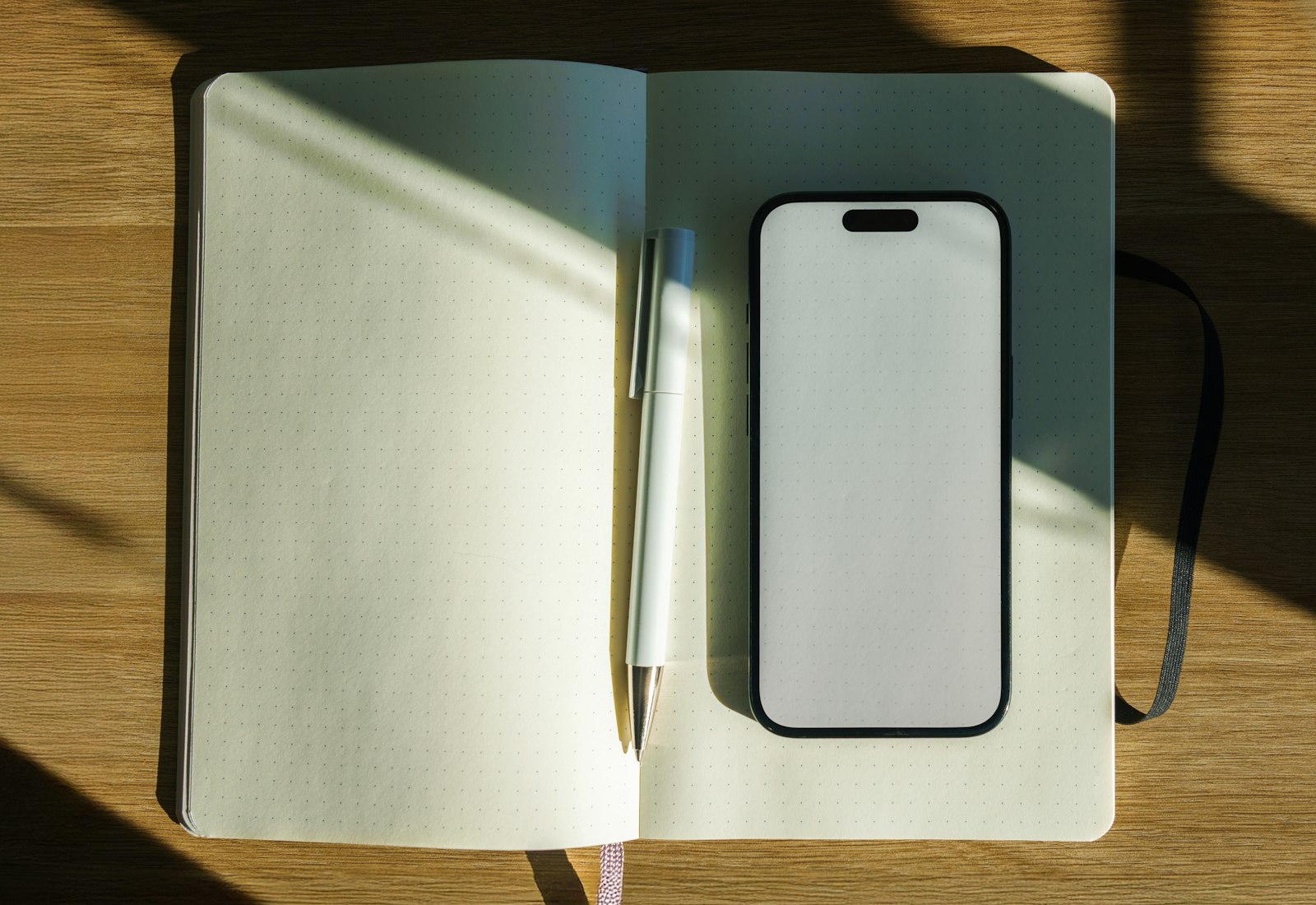 Agenda y móvil sobre la mesa de trabajo